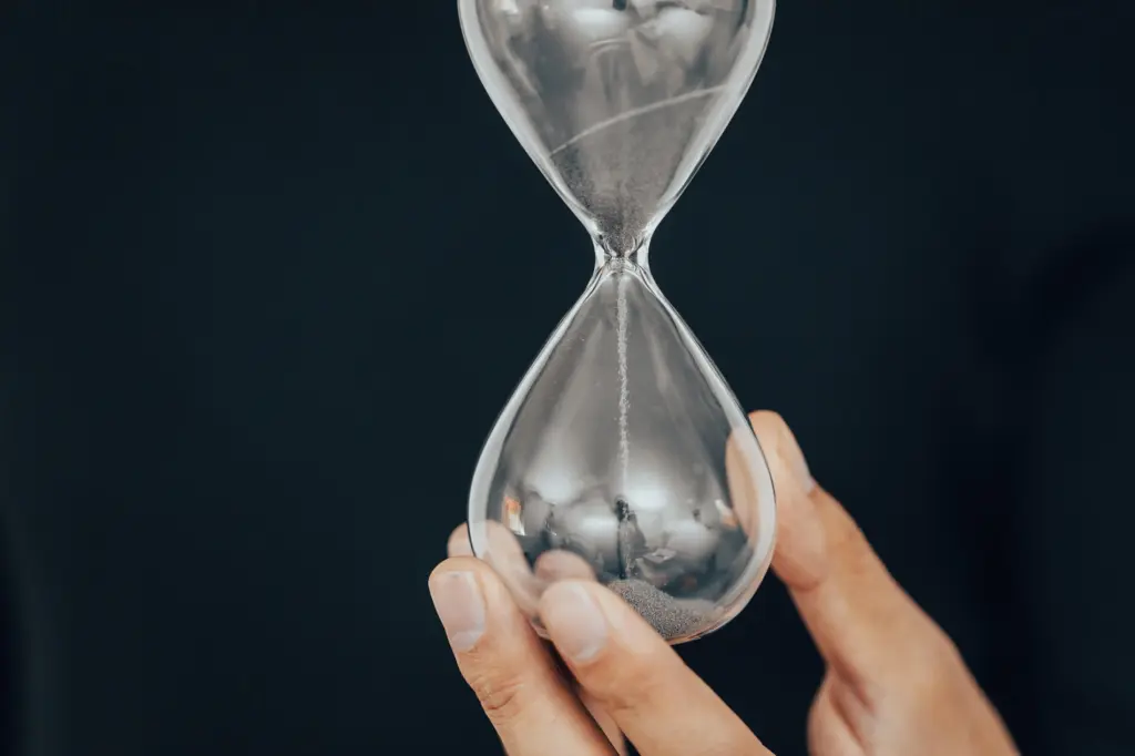 Image of an hourglass indicating the duration of the divorce process
